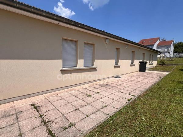 Ensemble de rapport comprenant un entrepôt et un studio