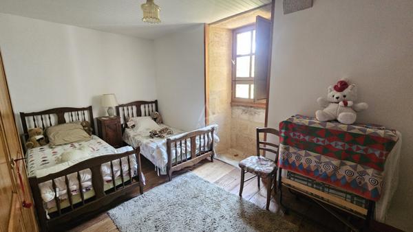 Château médiéval perché sur une colline avec 7 hectares à 15mins de Bordeaux