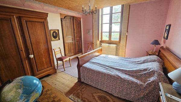 Château médiéval perché sur une colline avec 7 hectares à 15mins de Bordeaux