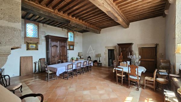 Château médiéval perché sur une colline avec 7 hectares à 15mins de Bordeaux