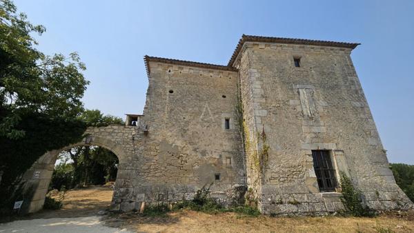 Château médiéval perché sur une colline avec 7 hectares à 15mins de Bordeaux
