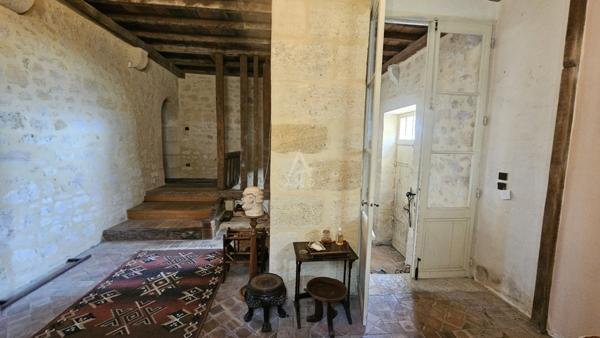 Château médiéval perché sur une colline avec 7 hectares à 15mins de Bordeaux