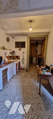 Maison de village érigée sur 2 niveaux avec terrasse et petite cour de 15 m²