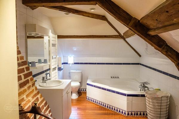 PIEURE du XVIIIème siècle, SON PRESSOIR AMÉNAGÉ ET SES DÉPENDANCES SUR 2 HECTARES DE JARDIN À L’ANGLAISE