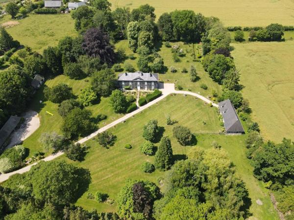 PIEURE du XVIIIème siècle, SON PRESSOIR AMÉNAGÉ ET SES DÉPENDANCES SUR 2 HECTARES DE JARDIN À L’ANGLAISE