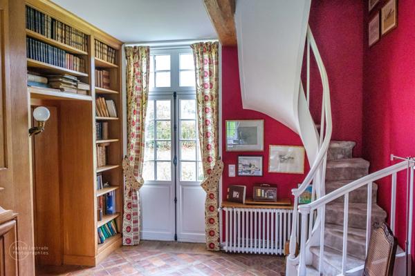 PIEURE du XVIIIème siècle, SON PRESSOIR AMÉNAGÉ ET SES DÉPENDANCES SUR 2 HECTARES DE JARDIN À L’ANGLAISE