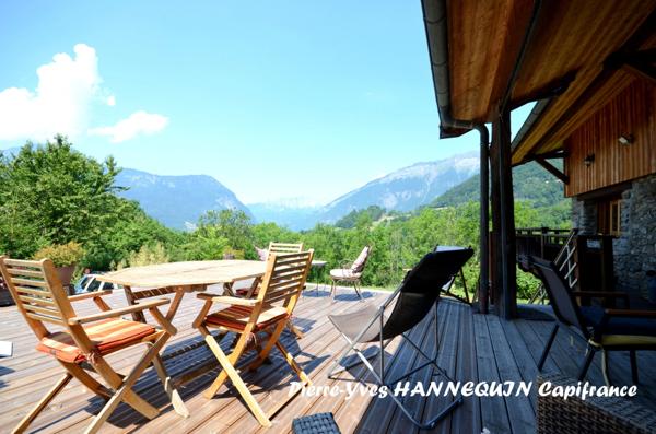 Chalet montagnard rénové avec vue imprenable – Ugine (Savoie)