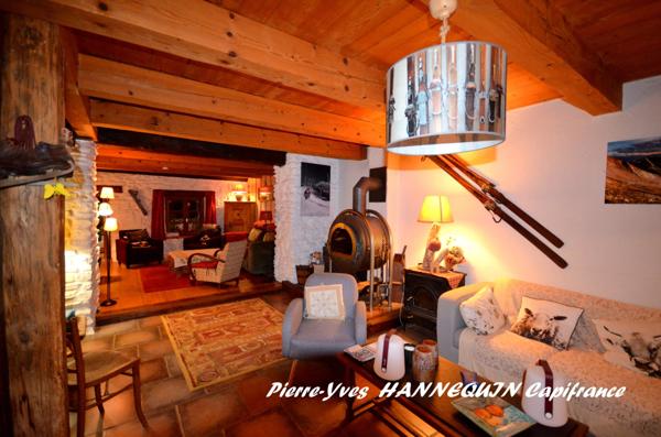 Chalet montagnard rénové avec vue imprenable – Ugine (Savoie)