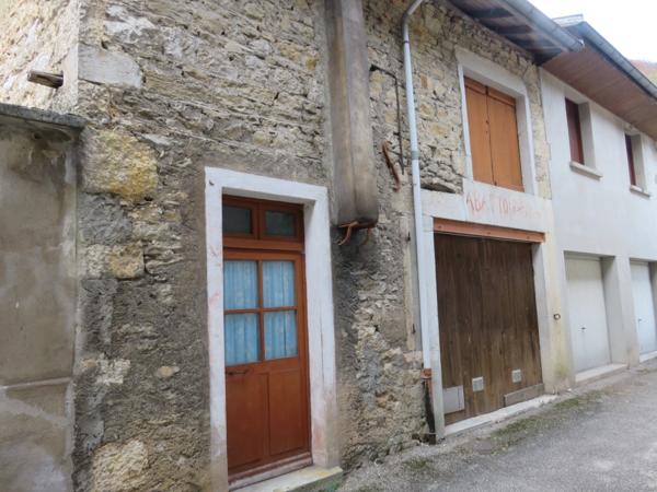 Bâtiment en pierres à vendre CHALEY (01) 1 garage et une pièce au 1er étage