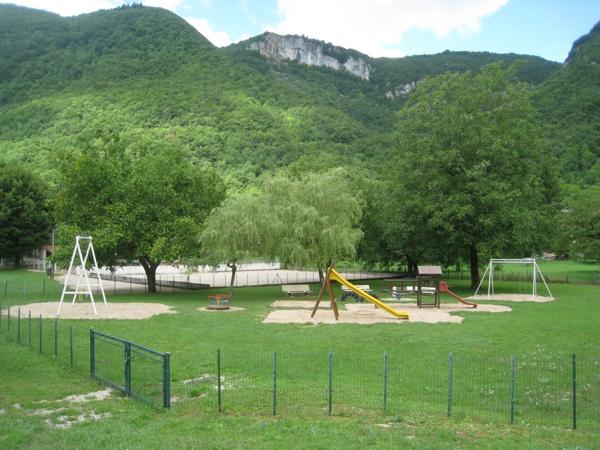 Bâtiment en pierres à vendre CHALEY (01) 1 garage et une pièce au 1er étage