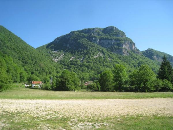 Bâtiment en pierres à vendre CHALEY (01) 1 garage et une pièce au 1er étage