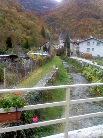 Bâtiment en pierres à vendre CHALEY (01) 1 garage et une pièce au 1er étage