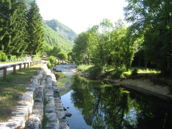 Bâtiment en pierres à vendre CHALEY (01) 1 garage et une pièce au 1er étage