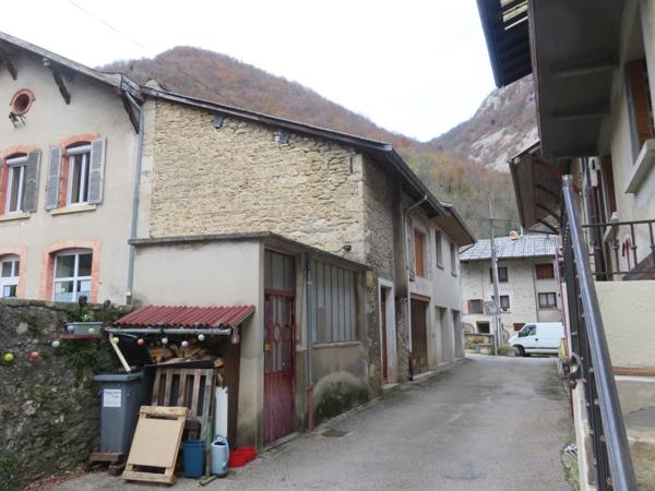 Bâtiment en pierres à vendre CHALEY (01) 1 garage et une pièce au 1er étage