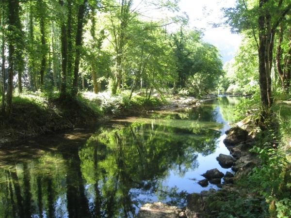 Bâtiment en pierres à vendre CHALEY (01) 1 garage et une pièce au 1er étage