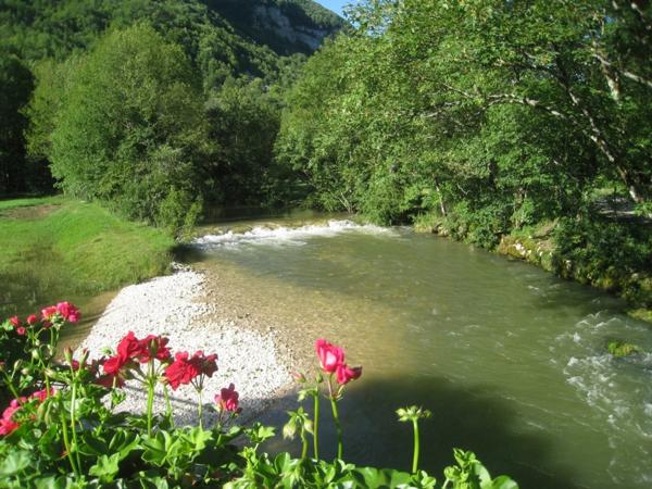Bâtiment en pierres à vendre CHALEY (01) 1 garage et une pièce au 1er étage
