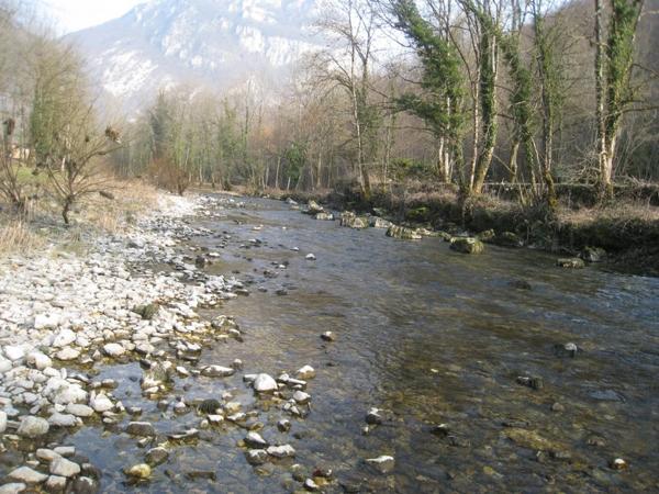 Bâtiment en pierres à vendre CHALEY (01) 1 garage et une pièce au 1er étage