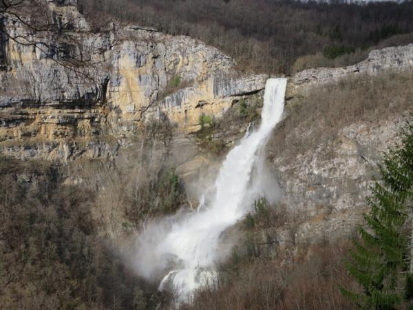 Bâtiment en pierres à vendre CHALEY (01) 1 garage et une pièce au 1er étage