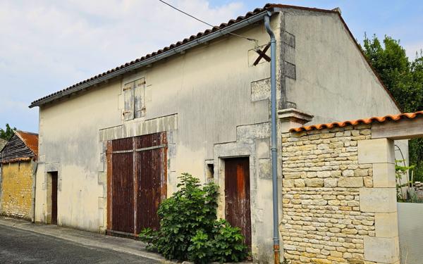 Maison à vendre    2 pièces •  Saint-Jean-d'Angély
