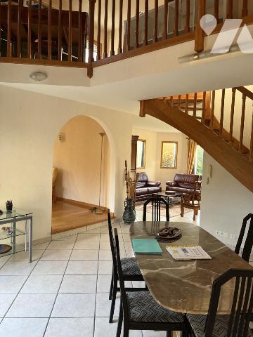 LA CHAPELLE S/ ERDRE. Maison d'architecte de 223 m² hab. sur 2437 m² de terrain. Grand Standing.