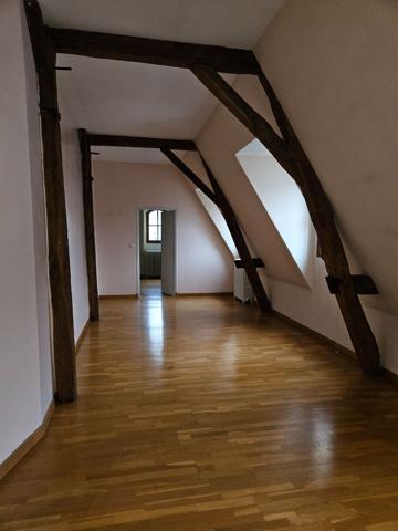 Appartement à louer dans un immeuble avec ascenseur en plein centre de Loches