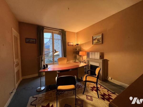 SENLIS CENTRE VILLE : Local professionnel avec bureaux