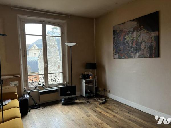 SENLIS CENTRE VILLE : Local professionnel avec bureaux