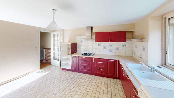 Maison familiale 6 pièces de 132 m² avec jardin, garage et dépendances