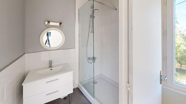 Maison familiale 6 pièces de 132 m² avec jardin, garage et dépendances