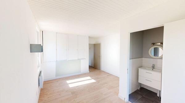 Maison familiale 6 pièces de 132 m² avec jardin, garage et dépendances