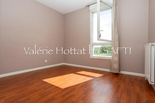 Appart. F3 avec places de stationnement.