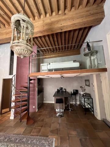 STUDIO A LOUER - LYON 5EME ARRONDISSEMENT Saint-Jean 49 m 2 1 190 € charges comprises par mois