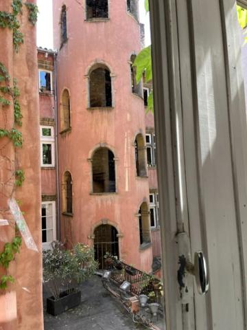 STUDIO A LOUER - LYON 5EME ARRONDISSEMENT Saint-Jean 49 m 2 1 190 € charges comprises par mois