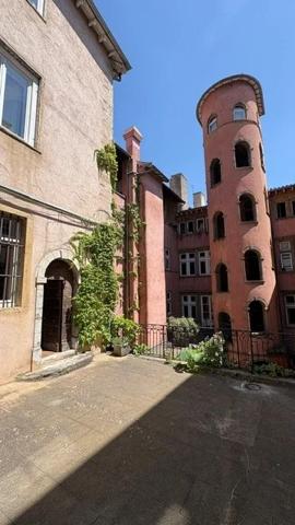 STUDIO A LOUER - LYON 5EME ARRONDISSEMENT Saint-Jean 49 m 2 1 190 € charges comprises par mois