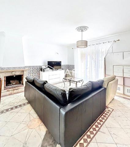 À deux pas du parc Montreau et à 15 min du métro La Dhuys (Ligne 11), spacieuse maison familiale offrant volumes, luminosité et fort potentiel.