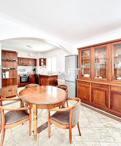 À deux pas du parc Montreau et à 15 min du métro La Dhuys (Ligne 11), spacieuse maison familiale offrant volumes, luminosité et fort potentiel.