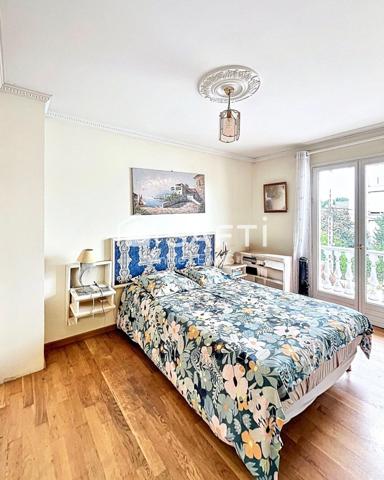 À deux pas du parc Montreau et à 15 min du métro La Dhuys (Ligne 11), spacieuse maison familiale offrant volumes, luminosité et fort potentiel.