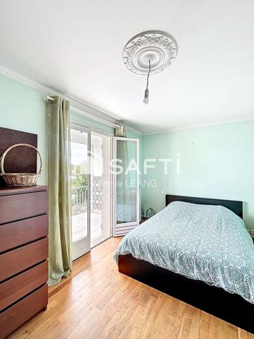 À deux pas du parc Montreau et à 15 min du métro La Dhuys (Ligne 11), spacieuse maison familiale offrant volumes, luminosité et fort potentiel.