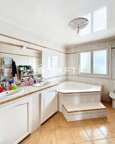 À deux pas du parc Montreau et à 15 min du métro La Dhuys (Ligne 11), spacieuse maison familiale offrant volumes, luminosité et fort potentiel.