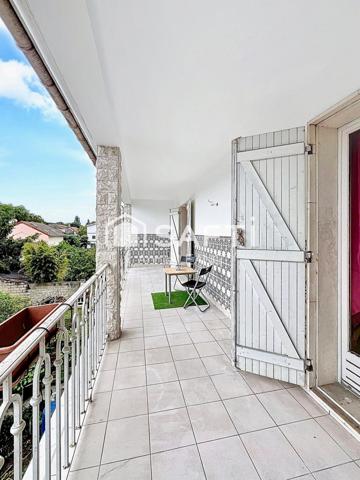 À deux pas du parc Montreau et à 15 min du métro La Dhuys (Ligne 11), spacieuse maison familiale offrant volumes, luminosité et fort potentiel.