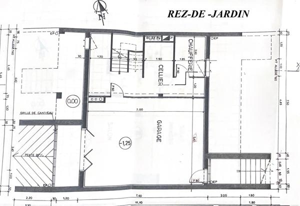 À deux pas du parc Montreau et à 15 min du métro La Dhuys (Ligne 11), spacieuse maison familiale offrant volumes, luminosité et fort potentiel.