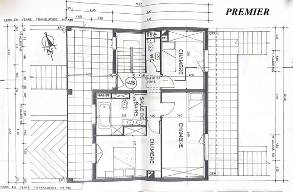 À deux pas du parc Montreau et à 15 min du métro La Dhuys (Ligne 11), spacieuse maison familiale offrant volumes, luminosité et fort potentiel.
