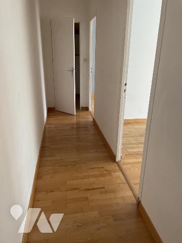 T4 avec balcons, cave et garage.