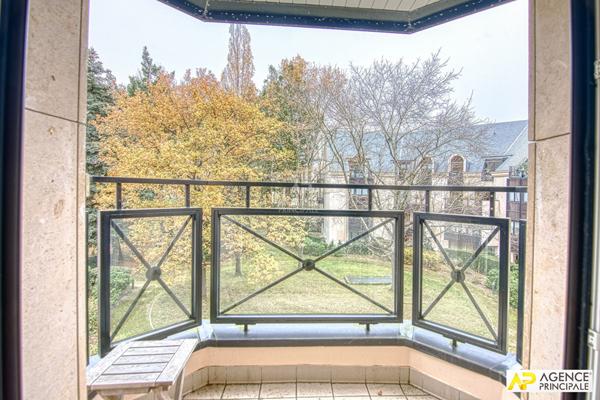 Versailles Montreuil Glatiigny - Appartement 4 pièces 93 m² environ situé au 2eme étage avec ascenseur, cave et double parking en sous-sol €675 000 ** - Référence 25915