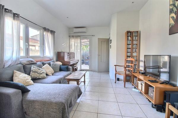 Marignane - À vendre une maison plain pied, de 5 pièces de 120 m2 sur une parcelle de 551m2