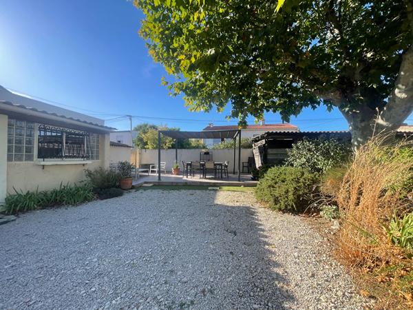 Marignane - À vendre une maison plain pied, de 5 pièces de 120 m2 sur une parcelle de 551m2