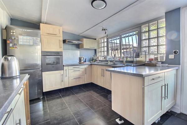 Marignane - À vendre une maison plain pied, de 5 pièces de 120 m2 sur une parcelle de 551m2