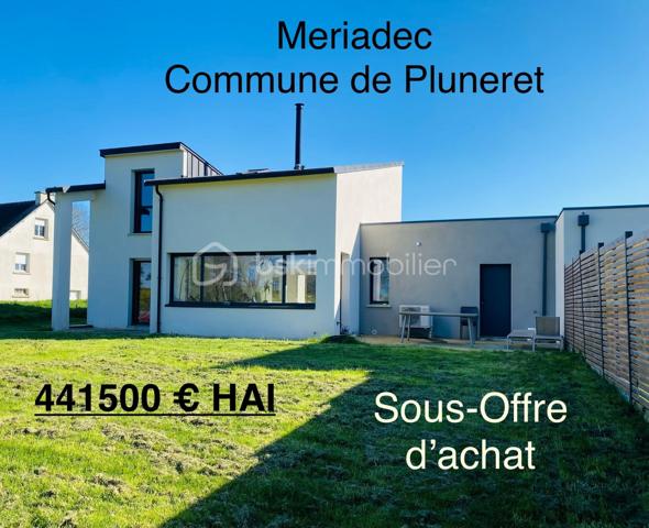 Maison neuve 2024 – Style moderne – 140 m² habitable – Commune Pluneret/Plumergat à MERIADEC 56400

Découvrez cette maison neuve de style moderne, construite en 2024, offrant environ 140 m² habitables sur un terrain de 1 234 m², située à MERIADEC sur la commune de PLUNERET/PLUMERGAT ( Proximité AURAY)
Aucun travaux à prévoir, hors finitions extérieures (enrobé et clôtures à finaliser).

La maison dispose d’une SURFACE UTILE de 167 m² avec une très belle Luminosité.

Rez-de-chaussée
Hall d’entrée avec placard
WC indépendant aux normes PMR
Spacieux salon / salle à manger très lumineux
Coin cuisine entièrement équipée, ouverte sur la pièce de vie
Suite parentale avec dressing et salle d’eau avec WC
Buanderie, dans la continuité du garage


Étage
Trois belles chambres spacieuses
Salle de bains
WC indépendant

Prestations
Chauffage par pompe à chaleur avec eau chaude
Chauffage au Sol RDC
Assainissement tout à l’égout
DPE : Classe A (RT 2020)
Taxe foncière : 1 000 €

Si toutefois ce bien correspond à votre projet , je reste joignable au 06.31.01.31.98 

Possible Envoi  vidéo par WhatsApp dans un premier temps et sur demande.
