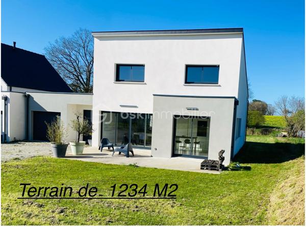 Maison neuve 2024 – Style moderne – 140 m² habitable – Commune Pluneret/Plumergat à MERIADEC 56400

Découvrez cette maison neuve de style moderne, construite en 2024, offrant environ 140 m² habitables sur un terrain de 1 234 m², située à MERIADEC sur la commune de PLUNERET/PLUMERGAT ( Proximité AURAY)
Aucun travaux à prévoir, hors finitions extérieures (enrobé et clôtures à finaliser).

La maison dispose d’une SURFACE UTILE de 167 m² avec une très belle Luminosité.

Rez-de-chaussée
Hall d’entrée avec placard
WC indépendant aux normes PMR
Spacieux salon / salle à manger très lumineux
Coin cuisine entièrement équipée, ouverte sur la pièce de vie
Suite parentale avec dressing et salle d’eau avec WC
Buanderie, dans la continuité du garage


Étage
Trois belles chambres spacieuses
Salle de bains
WC indépendant

Prestations
Chauffage par pompe à chaleur avec eau chaude
Chauffage au Sol RDC
Assainissement tout à l’égout
DPE : Classe A (RT 2020)
Taxe foncière : 1 000 €

Si toutefois ce bien correspond à votre projet , je reste joignable au 06.31.01.31.98 

Possible Envoi  vidéo par WhatsApp dans un premier temps et sur demande.