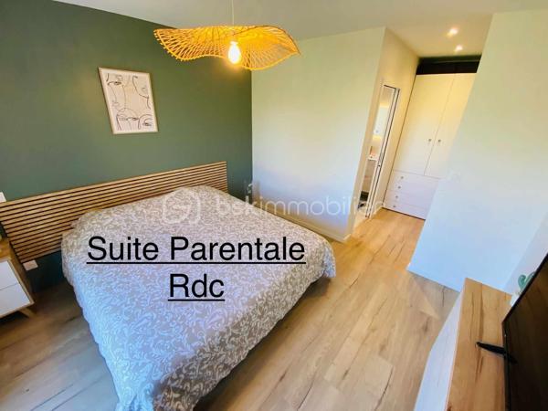 Maison neuve 2024 – Style moderne – 140 m² habitable – Commune Pluneret/Plumergat à MERIADEC 56400

Découvrez cette maison neuve de style moderne, construite en 2024, offrant environ 140 m² habitables sur un terrain de 1 234 m², située à MERIADEC sur la commune de PLUNERET/PLUMERGAT ( Proximité AURAY)
Aucun travaux à prévoir, hors finitions extérieures (enrobé et clôtures à finaliser).

La maison dispose d’une SURFACE UTILE de 167 m² avec une très belle Luminosité.

Rez-de-chaussée
Hall d’entrée avec placard
WC indépendant aux normes PMR
Spacieux salon / salle à manger très lumineux
Coin cuisine entièrement équipée, ouverte sur la pièce de vie
Suite parentale avec dressing et salle d’eau avec WC
Buanderie, dans la continuité du garage


Étage
Trois belles chambres spacieuses
Salle de bains
WC indépendant

Prestations
Chauffage par pompe à chaleur avec eau chaude
Chauffage au Sol RDC
Assainissement tout à l’égout
DPE : Classe A (RT 2020)
Taxe foncière : 1 000 €

Si toutefois ce bien correspond à votre projet , je reste joignable au 06.31.01.31.98 

Possible Envoi  vidéo par WhatsApp dans un premier temps et sur demande.